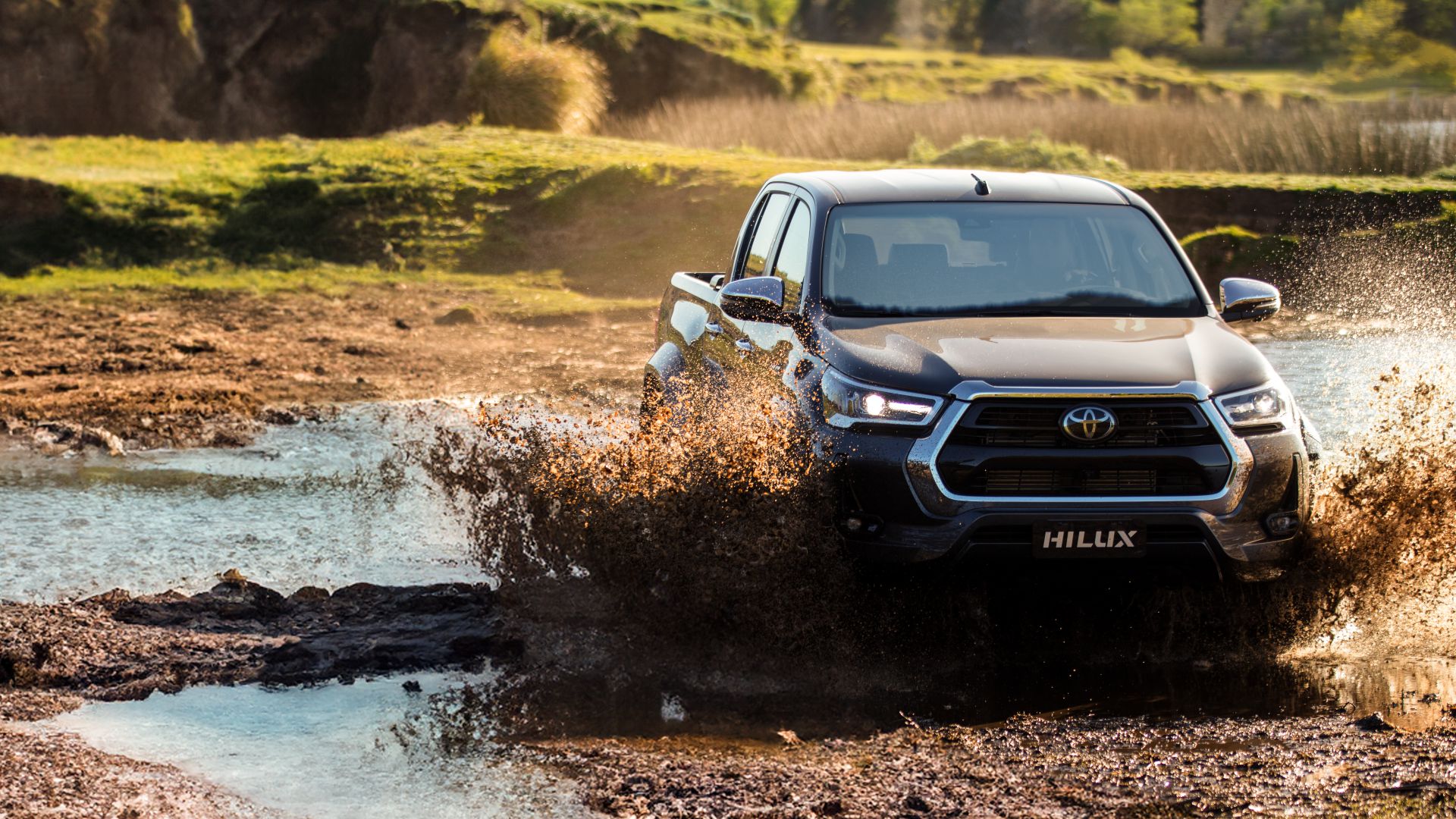Toyota Hilux atravesando barro